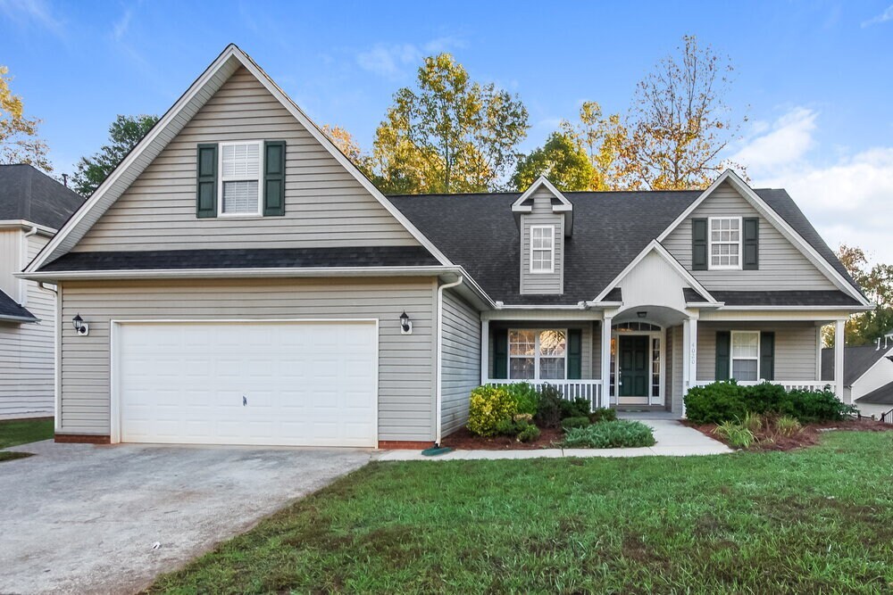 4020 River Falls Dr in Lowell, NC - Building Photo