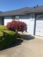 3209 Blackthorn Way in Medford, OR - Building Photo - Building Photo
