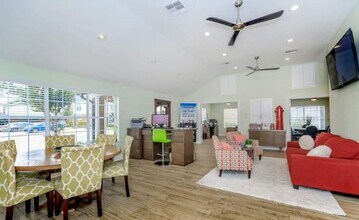 1001 Pinemont Dr in Houston, TX - Building Photo - Building Photo