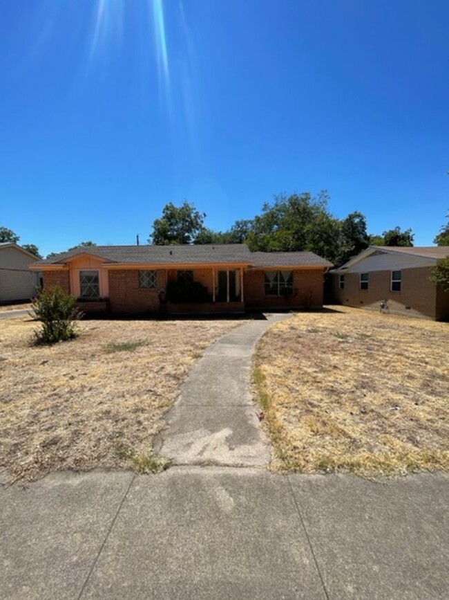 1218 Parkdale Dr in Waco, TX - Building Photo - Building Photo