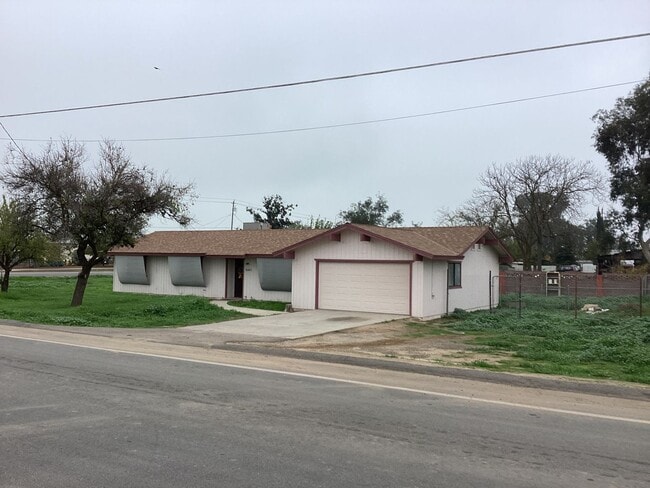 16385 N D St in Madera, CA - Building Photo - Building Photo