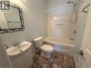 947 Main St E in Hamilton, ON - Building Photo - Building Photo