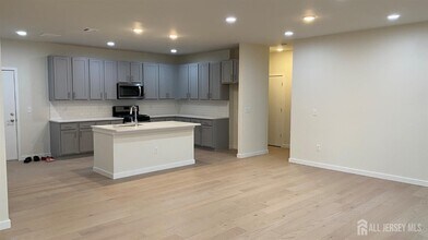 611 Lorhan Dr in Piscataway, NJ - Building Photo - Building Photo