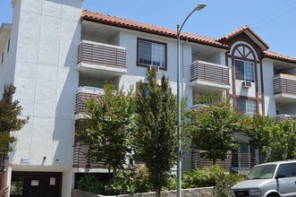 2965 San Marino St, Unit 105 in Los Angeles, CA - Foto de edificio - Building Photo