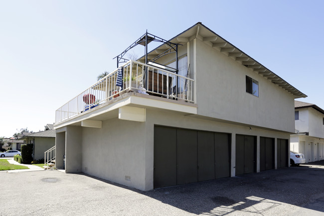 18652 Demion Ln in Huntington Beach, CA - Foto de edificio - Building Photo