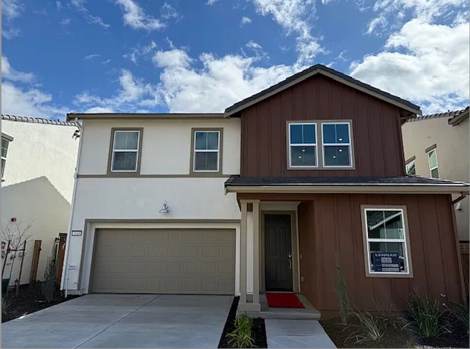 3168 Irish Mdw Wy in Lathrop, CA - Building Photo