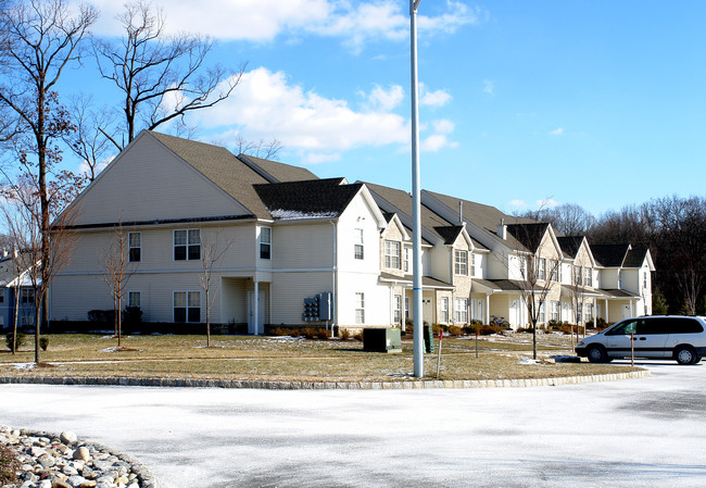 1-16 Kipling Ln in Hightstown, NJ - Foto de edificio - Building Photo