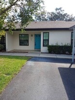 2211 Eisenhower Dr in Dunedin, FL - Building Photo