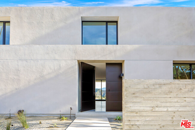 1448 Stradella Rd in Los Angeles, CA - Foto de edificio - Building Photo