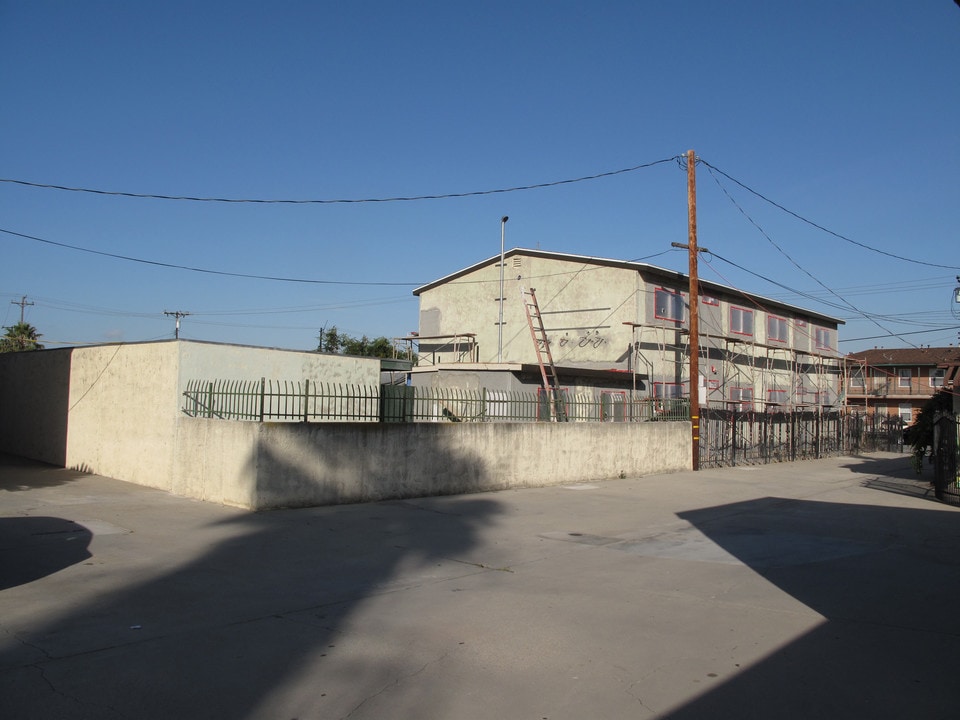 940 Carob Way in Montebello, CA - Foto de edificio