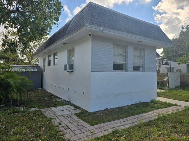 2418 Sherman St in Hollywood, FL - Building Photo - Building Photo