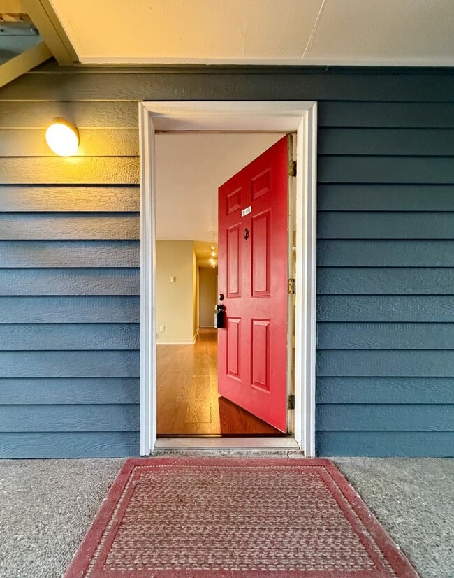 16817 Larch Way in Lynnwood, WA - Building Photo - Building Photo