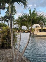 7000 Crown Gate Ct in Miami Lakes, FL - Building Photo