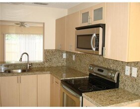 221 Palm Cir E in Pembroke Pines, FL - Building Photo - Building Photo