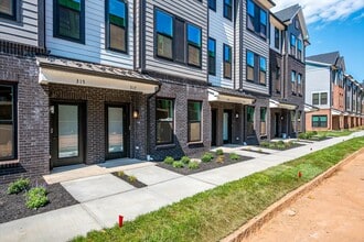 317 Sadie Cir, Unit 317 Sadie Circle in New Brunswick, NJ - Foto de edificio - Building Photo