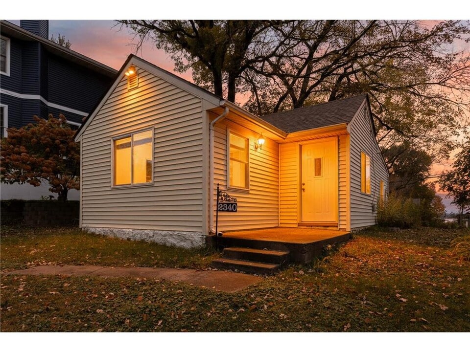 2340 Ives Ln N in Minneapolis, MN - Building Photo
