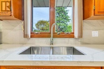 115 Harris Ct in Oshawa, ON - Building Photo - Building Photo