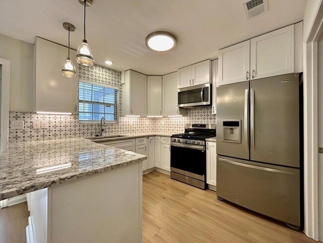 34 Devon Ln in Avondale Estates, GA - Foto de edificio - Building Photo