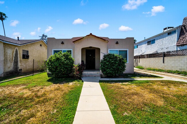 5821 Hazeltine Ave in Van Nuys, CA - Building Photo - Building Photo