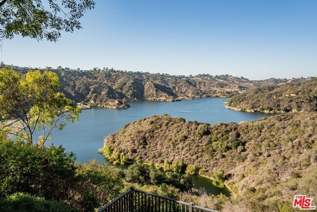 1900 Bel Air Rd in Los Angeles, CA - Building Photo - Building Photo