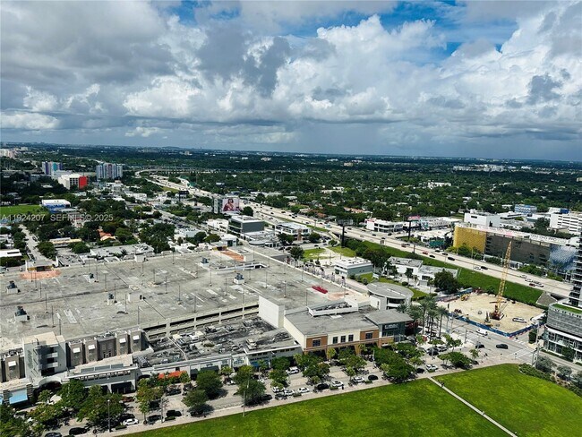 121 NE 34th St in Miami, FL - Building Photo - Building Photo