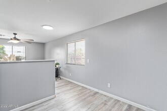 2437 E Jones Ave in Phoenix, AZ - Foto de edificio - Building Photo