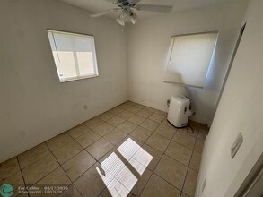 1710 Lauderdale Manor Dr in Fort Lauderdale, FL - Building Photo - Building Photo