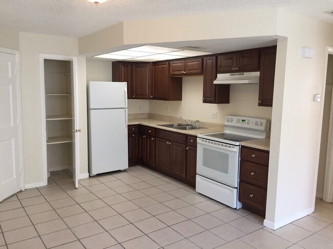 942 San Christopher Drive, Unit B in Dunedin, FL - Building Photo - Building Photo