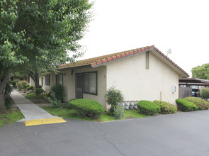 Alpha-Bothun Manor in Turlock, CA - Foto de edificio - Building Photo