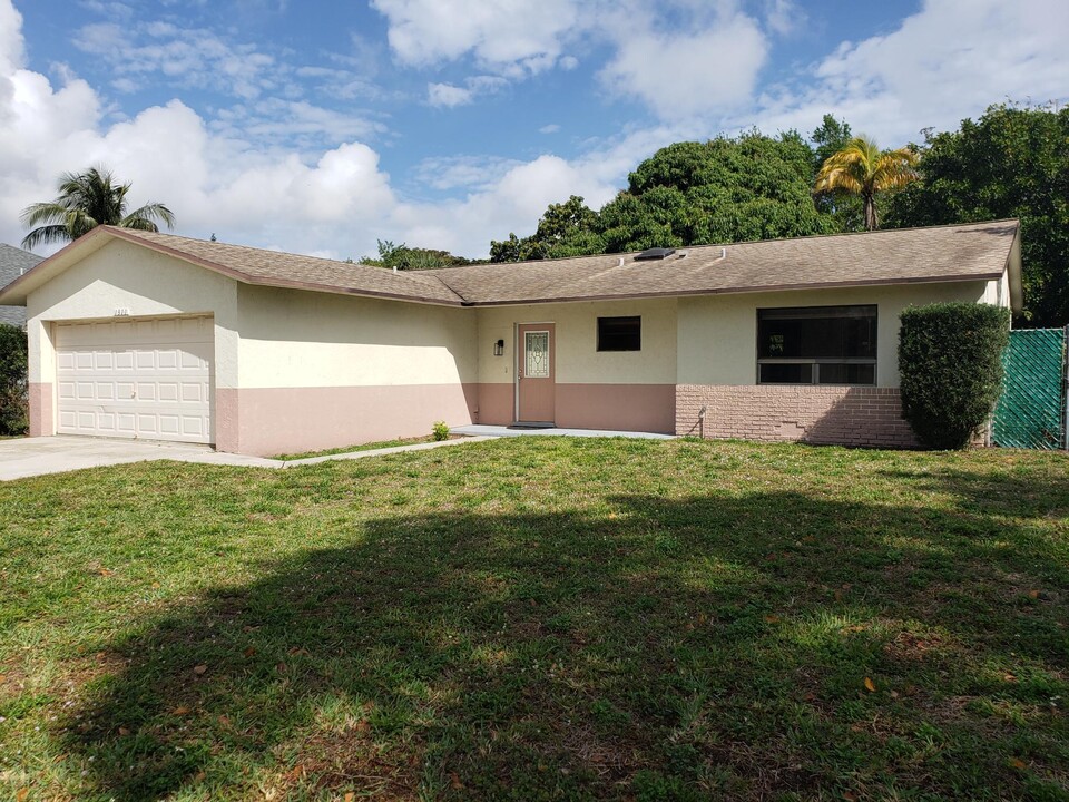 1311 N Mangonia Dr in West Palm Beach, FL - Building Photo