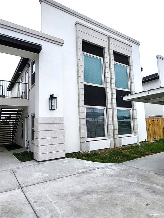 3704 N Robin Ave, Unit 2 in Pharr, TX - Building Photo