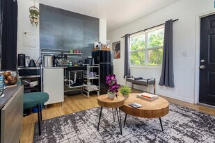 910 NE 81st St in Miami, FL - Building Photo