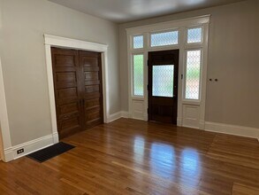 1212 Brookstown Ave, Unit A in Winston-Salem, NC - Foto de edificio - Building Photo