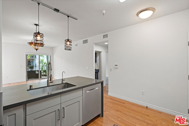 100 S Alameda St in Los Angeles, CA - Building Photo - Building Photo