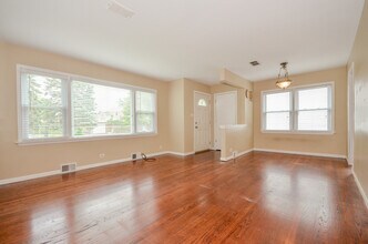 812 Highland Ave in Glen Ellyn, IL - Foto de edificio - Building Photo