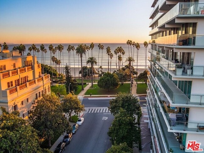 535 Ocean Ave in Santa Monica, CA - Foto de edificio - Building Photo