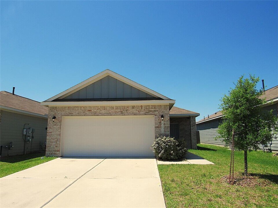 25606 Northpark Palm Dr in Porter, TX - Building Photo