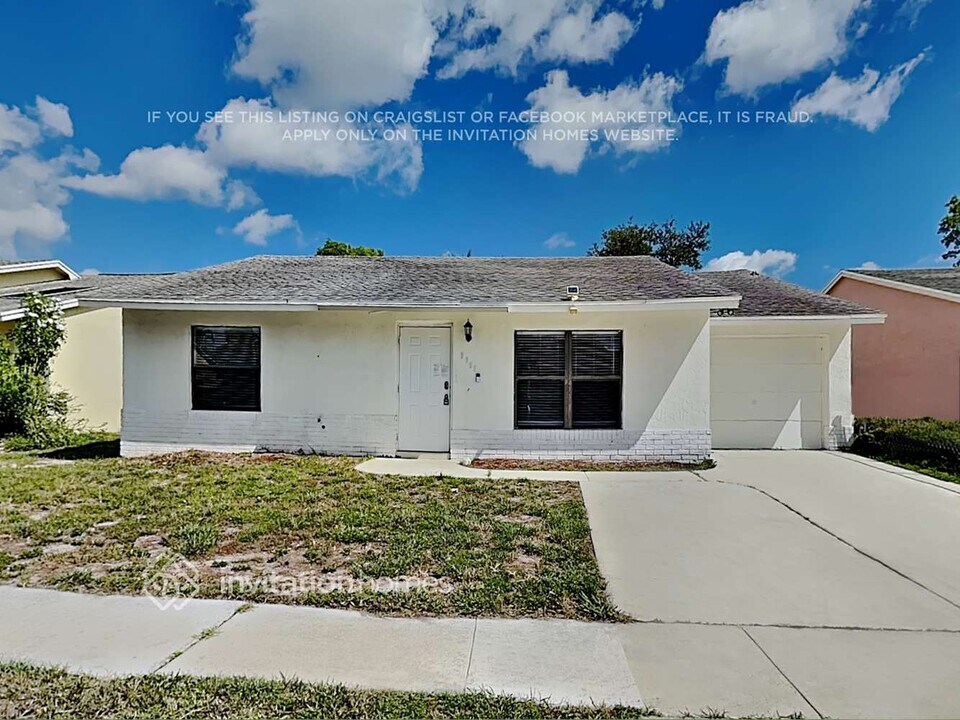 5900 Ellis Hollow Rd W in Greenacres, FL - Building Photo