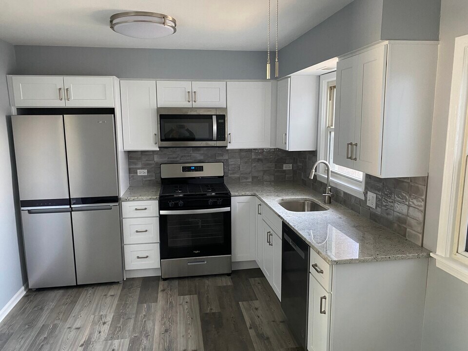 18 W Burlington Ave in Westmont, IL - Building Photo