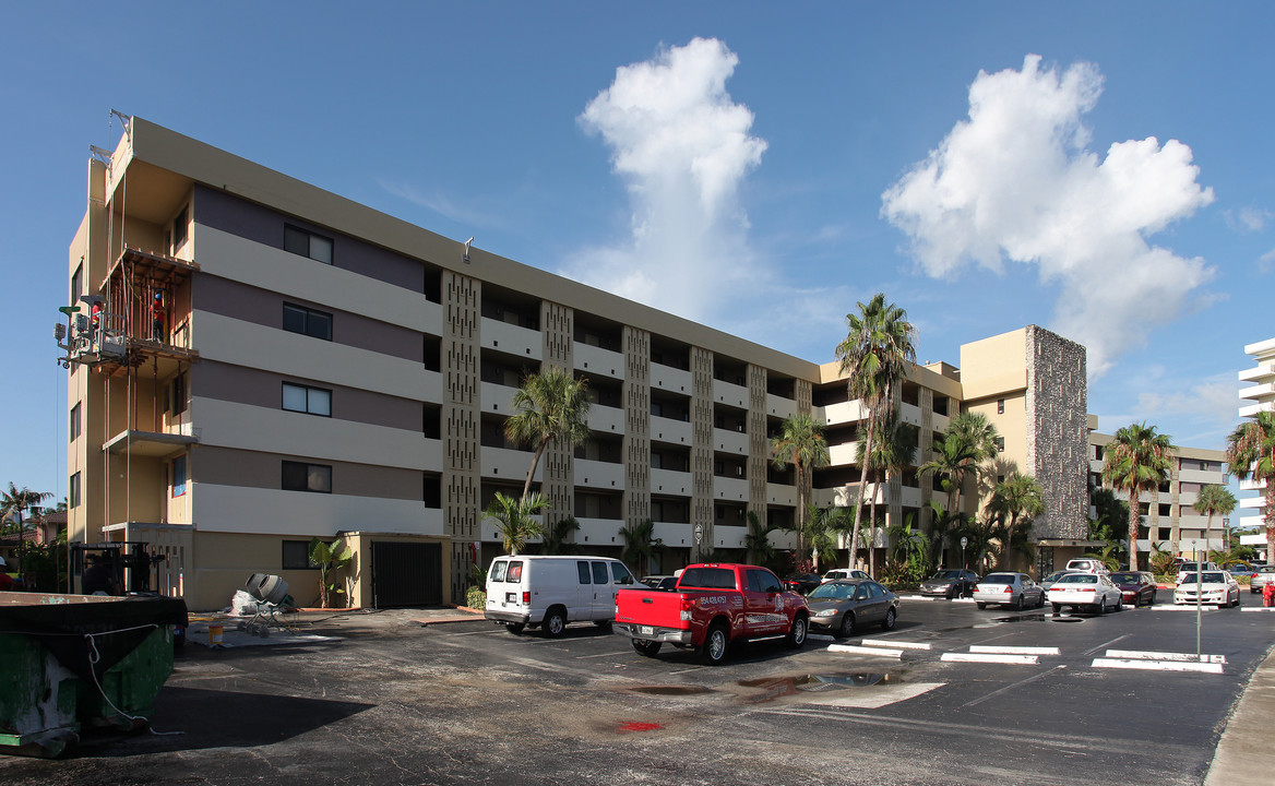 Beacon Towers in Hallandale Beach, FL - Foto de edificio