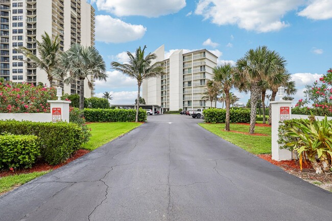 5400 N Ocean Dr in Riviera Beach, FL - Building Photo - Building Photo
