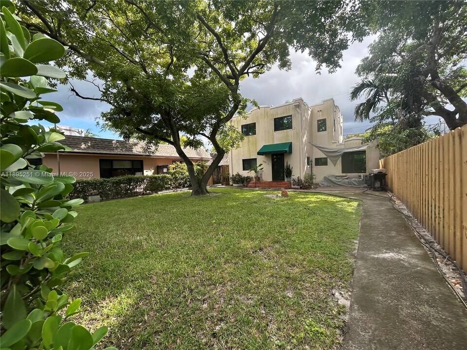 1534 Monroe St in Hollywood, FL - Foto de edificio