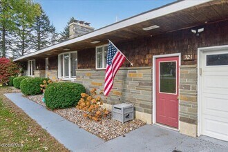 321 Middletown Rd in Waterford, NY - Building Photo - Building Photo