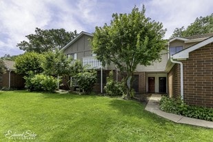 Brandy Drive Apartments in Crystal Lake, IL - Building Photo