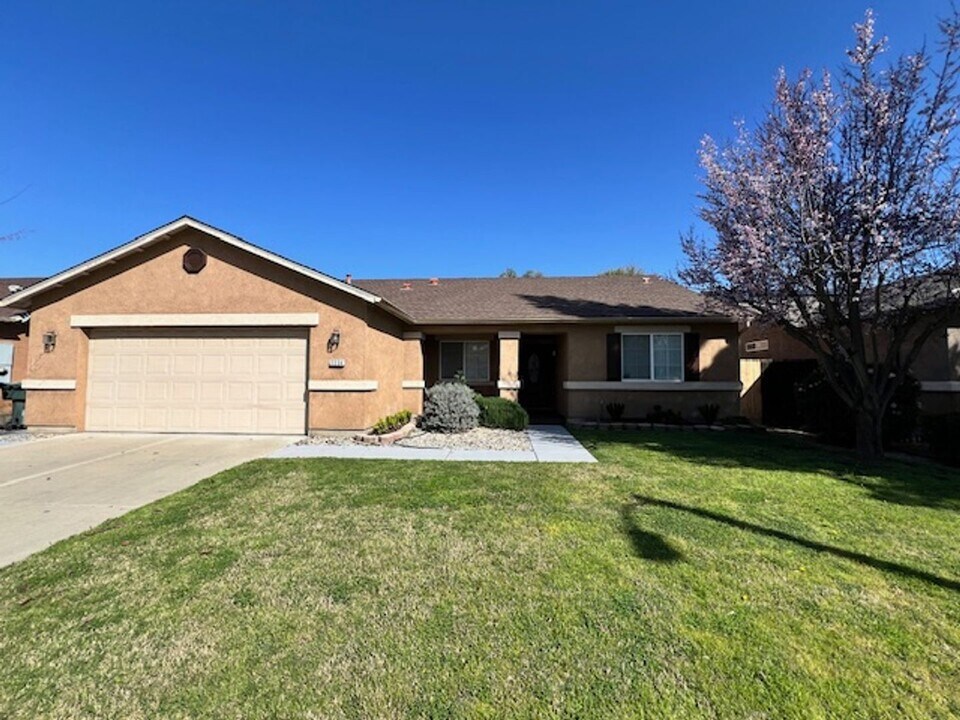 2234 E Chestnut Ct in Visalia, CA - Building Photo