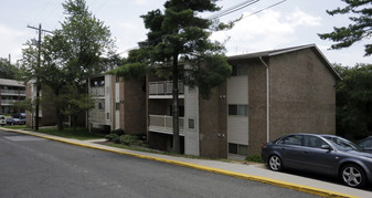 Hilltop Apartments in New Carrollton, MD - Building Photo - Building Photo