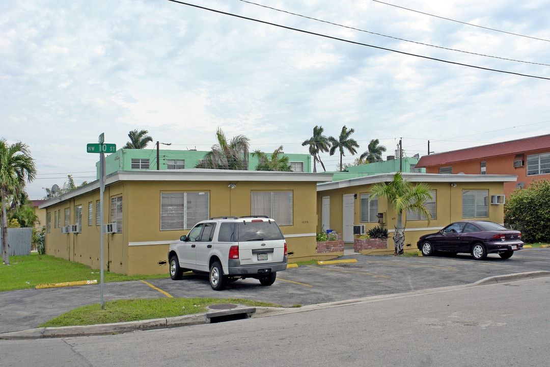 4391 NW 10th St in Miami, FL - Foto de edificio