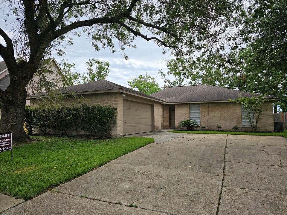 2312 Meadow Green Dr in Pearland, TX - Building Photo