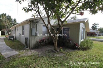 2431 S Brown Ave-Unit -Unit A in Orlando, FL - Foto de edificio - Building Photo