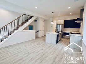 1814 W Thomas St, Unit 2F in Chicago, IL - Building Photo